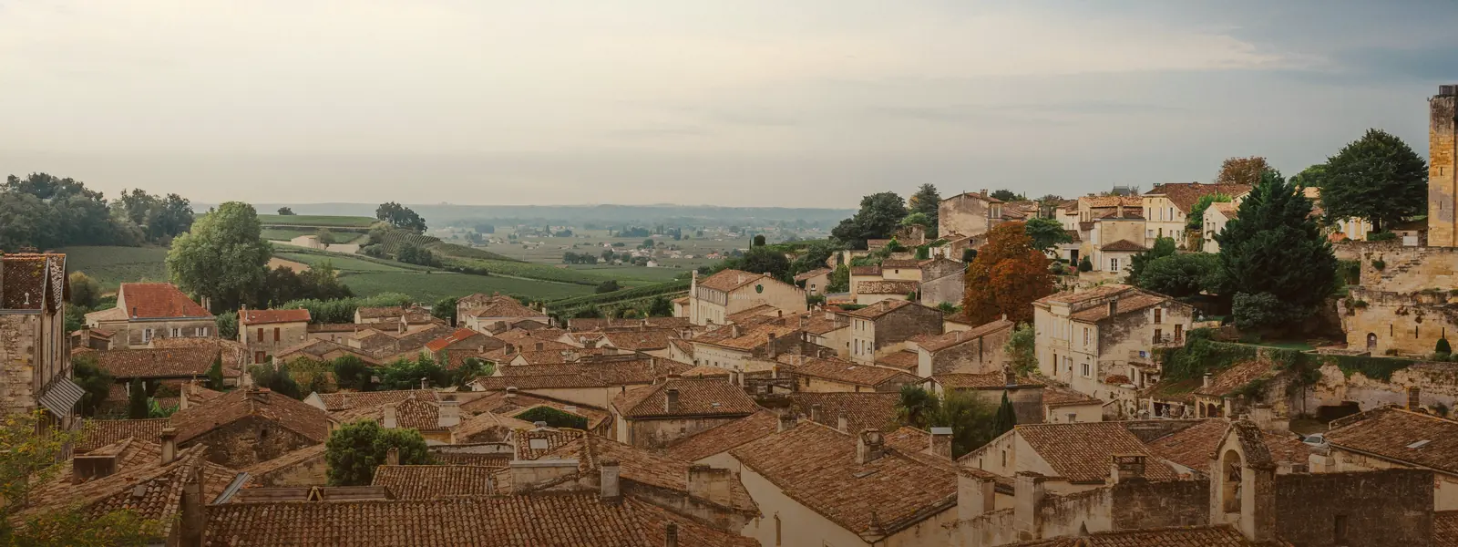 Toits d'un bourg français et campagne alentour, vus de hauteur